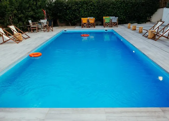 בית הארחה Ammos טולון